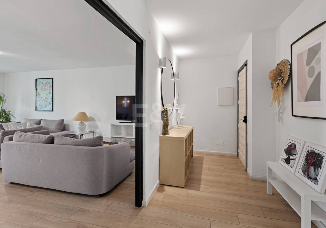 Acogedor apartamento de tres dormitorios en Nueva Andalucía. Disponible para alquiler de media a larga estancia desde julio de 2026. Ubicación privilegiada cerca de Puerto Banús y Marbella