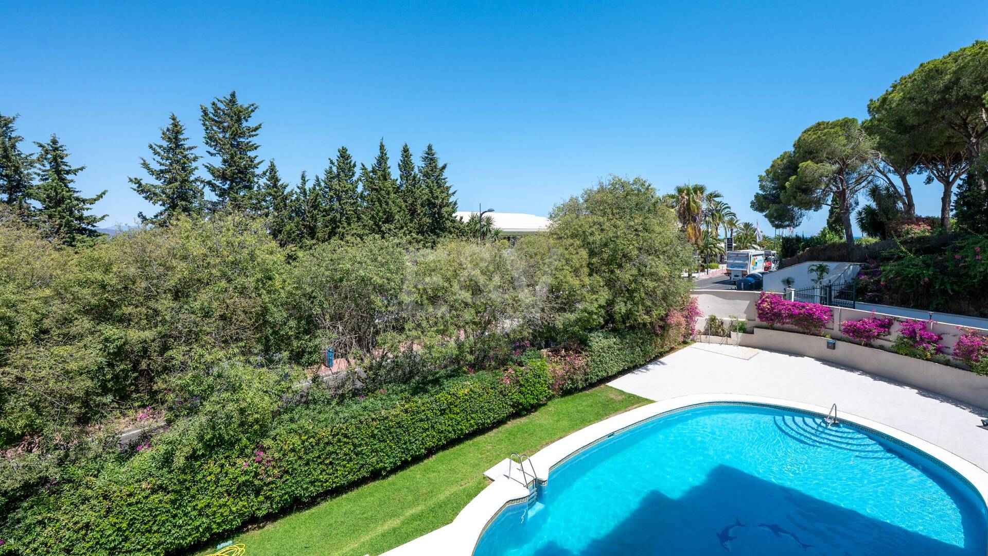 Acogedor apartamento de tres dormitorios en Nueva Andalucía. Disponible para alquiler de media a larga estancia desde julio de 2026. Ubicación privilegiada cerca de Puerto Banús y Marbella