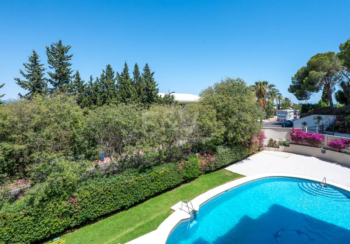 Acogedor apartamento de tres dormitorios en Nueva Andalucía. Disponible para alquiler de media a larga estancia desde julio de 2026. Ubicación privilegiada cerca de Puerto Banús y Marbella
