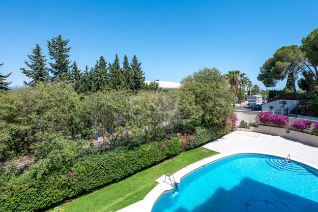 Acogedor apartamento de tres dormitorios en Nueva Andalucía. Disponible para alquiler de media a larga estancia desde julio de 2026. Ubicación privilegiada cerca de Puerto Banús y Marbella