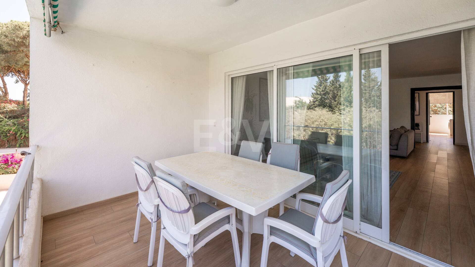 Acogedor apartamento de tres dormitorios en Nueva Andalucía. Disponible para alquiler de media a larga estancia desde julio de 2026. Ubicación privilegiada cerca de Puerto Banús y Marbella