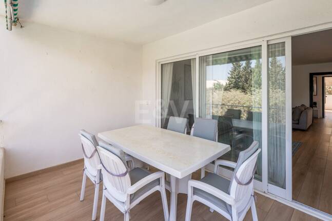 Acogedor apartamento de tres dormitorios en Nueva Andalucía. Disponible para alquiler de media a larga estancia desde julio de 2026. Ubicación privilegiada cerca de Puerto Banús y Marbella
