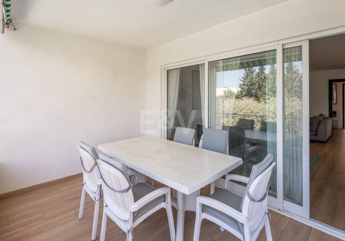 Acogedor apartamento de tres dormitorios en Nueva Andalucía. Disponible para alquiler de media a larga estancia desde julio de 2026. Ubicación privilegiada cerca de Puerto Banús y Marbella