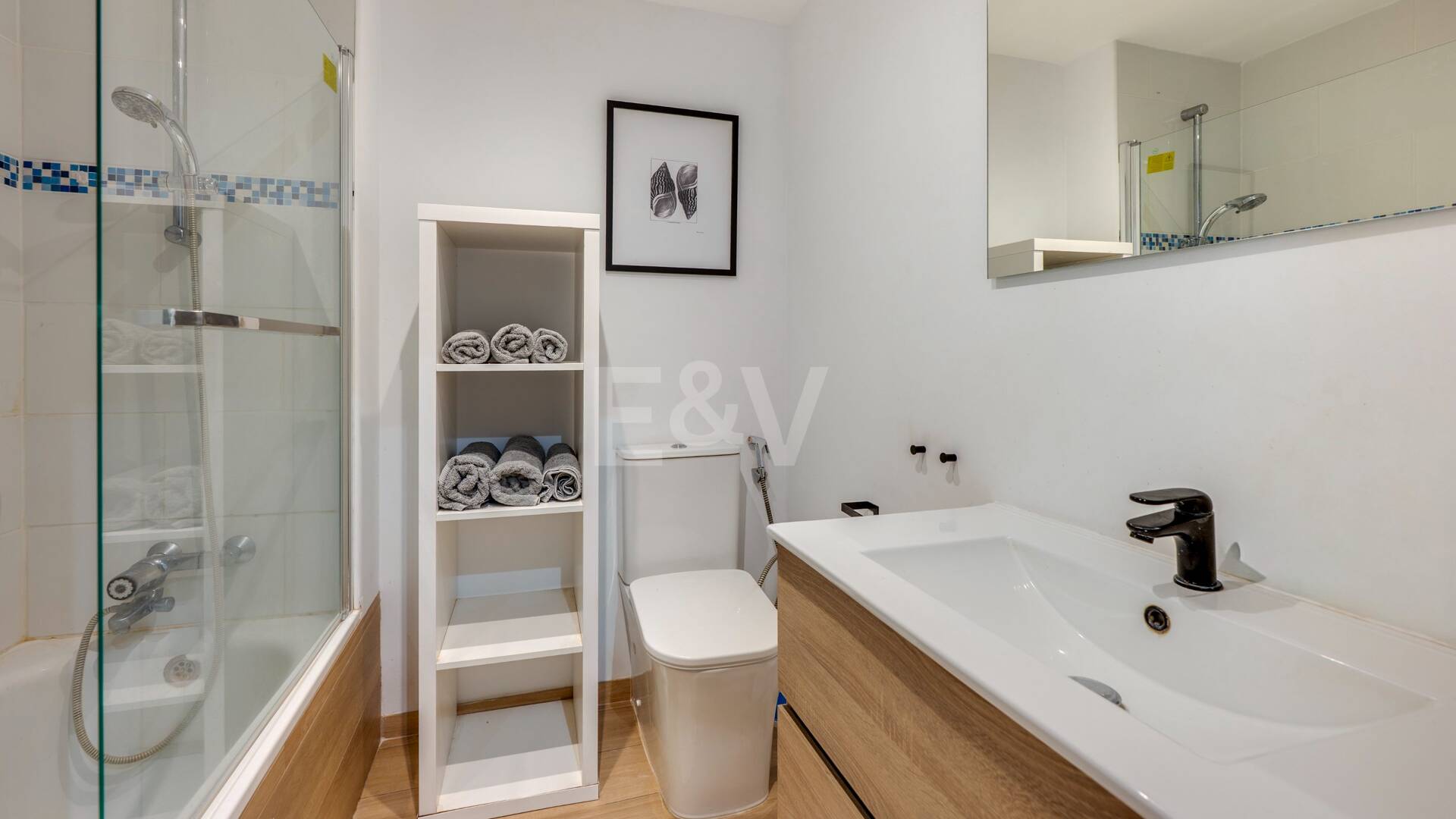 Acogedor apartamento de tres dormitorios en Nueva Andalucía. Disponible para alquiler de media a larga estancia desde julio de 2026. Ubicación privilegiada cerca de Puerto Banús y Marbella