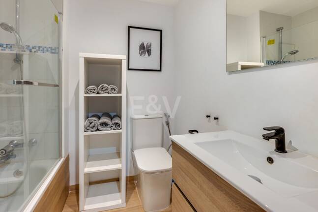 Acogedor apartamento de tres dormitorios en Nueva Andalucía. Disponible para alquiler de media a larga estancia desde julio de 2026. Ubicación privilegiada cerca de Puerto Banús y Marbella