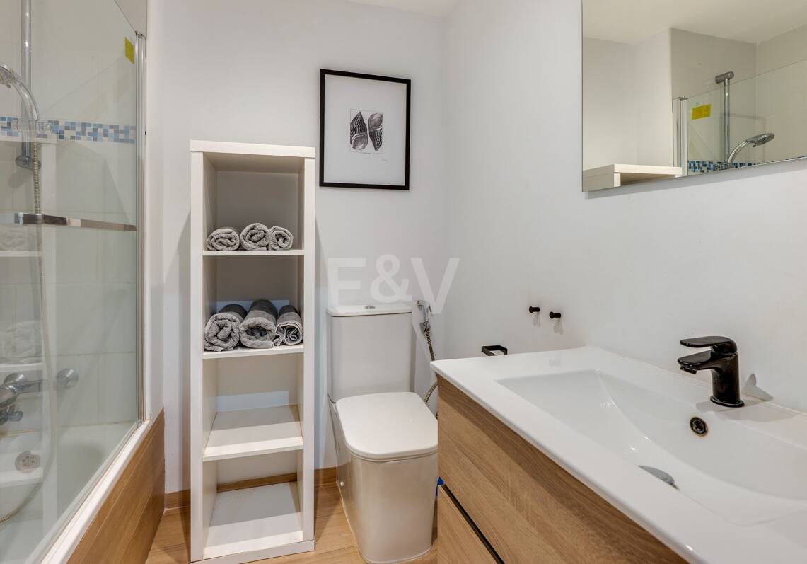 Acogedor apartamento de tres dormitorios en Nueva Andalucía. Disponible para alquiler de media a larga estancia desde julio de 2026. Ubicación privilegiada cerca de Puerto Banús y Marbella