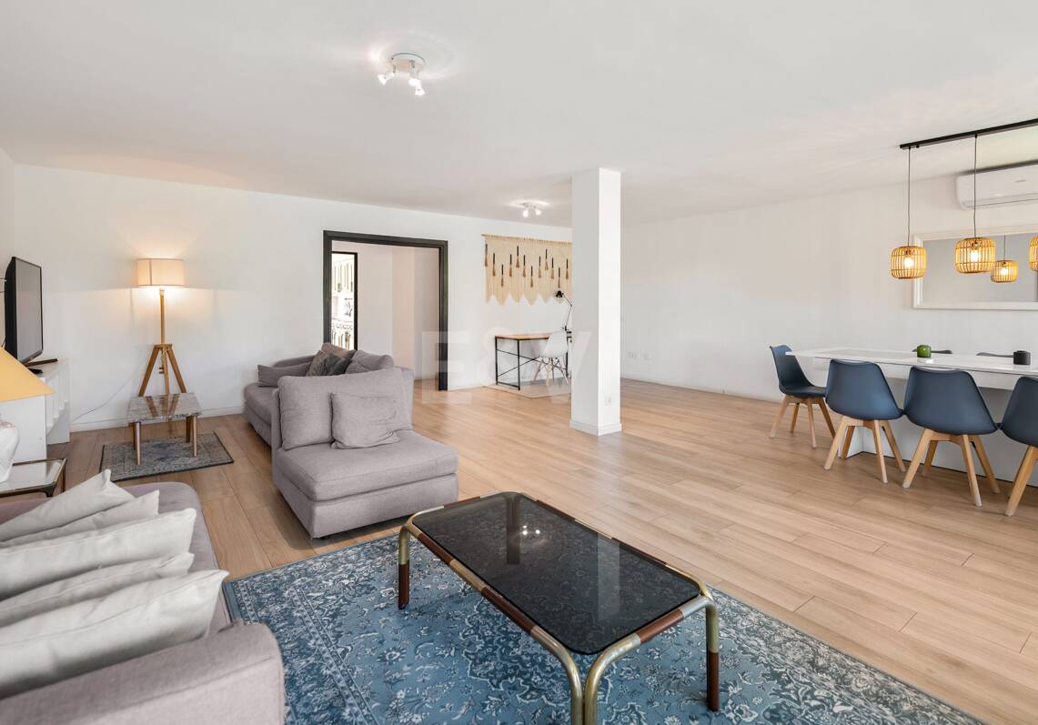 Acogedor apartamento de tres dormitorios en Nueva Andalucía. Disponible para alquiler de media a larga estancia desde julio de 2026. Ubicación privilegiada cerca de Puerto Banús y Marbella