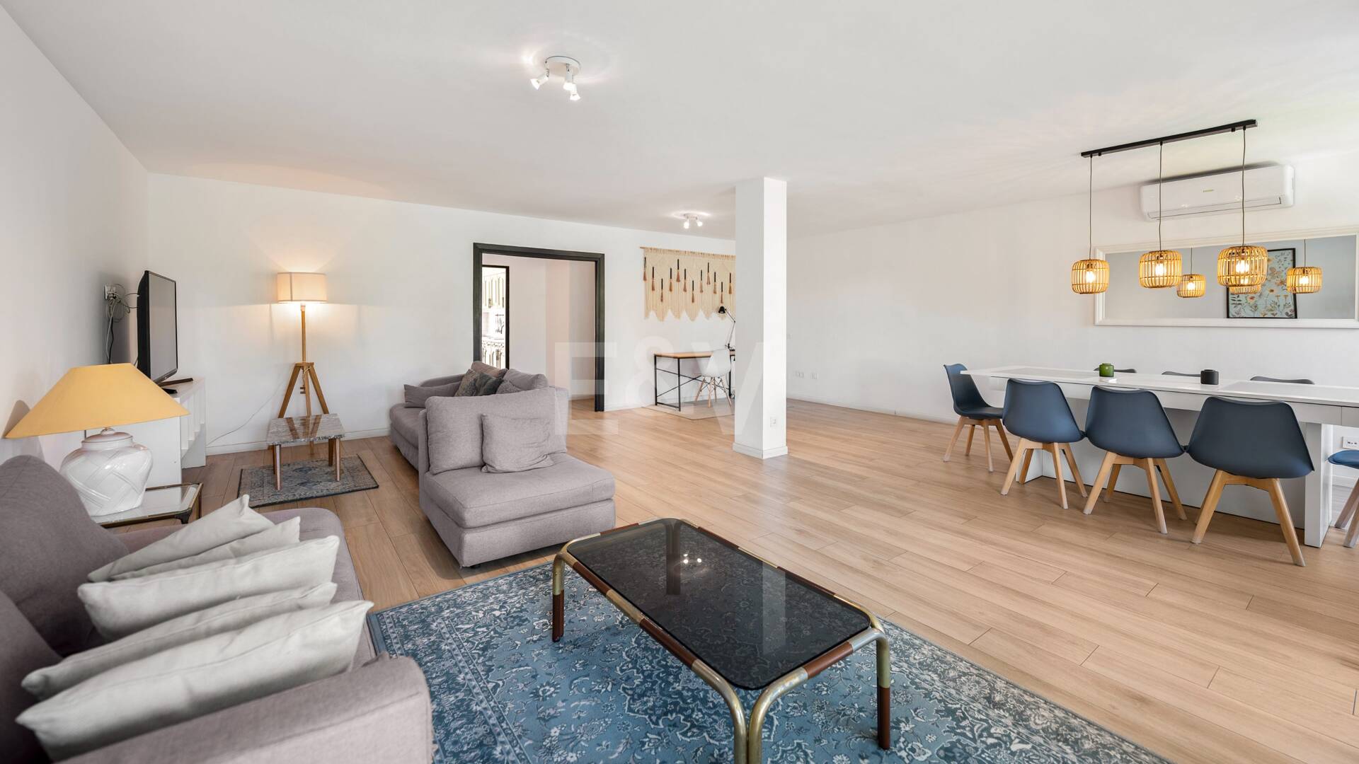 Acogedor apartamento de tres dormitorios en Nueva Andalucía. Disponible para alquiler de media a larga estancia desde julio de 2026. Ubicación privilegiada cerca de Puerto Banús y Marbella