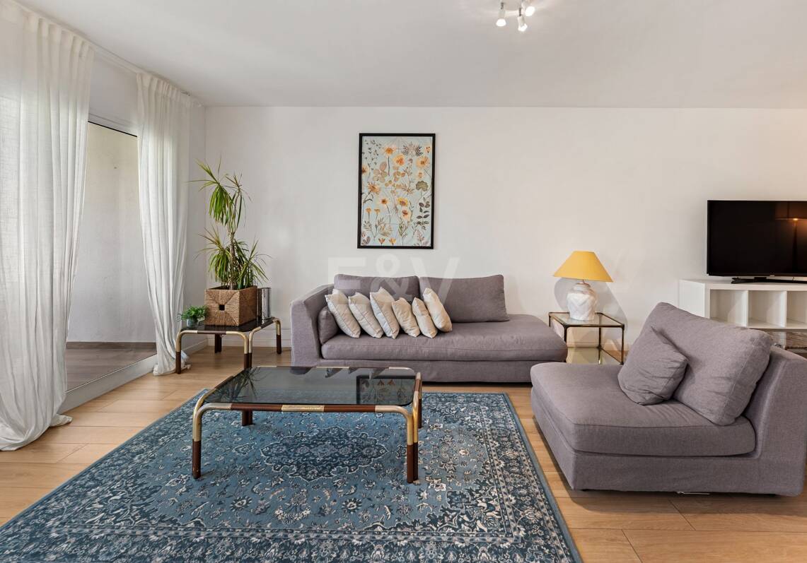 Acogedor apartamento de tres dormitorios en Nueva Andalucía. Disponible para alquiler de media a larga estancia desde julio de 2026. Ubicación privilegiada cerca de Puerto Banús y Marbella