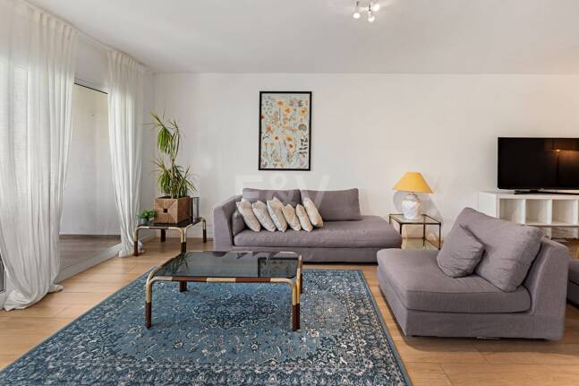 Acogedor apartamento de tres dormitorios en Nueva Andalucía. Disponible para alquiler de media a larga estancia desde julio de 2026. Ubicación privilegiada cerca de Puerto Banús y Marbella