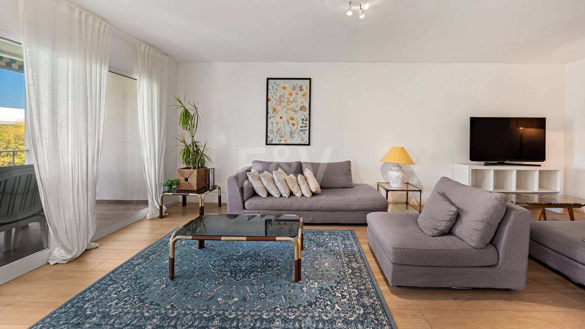 Acogedor apartamento de tres dormitorios en Nueva Andalucía. Disponible para alquiler de media a larga estancia desde julio de 2026. Ubicación privilegiada cerca de Puerto Banús y Marbella