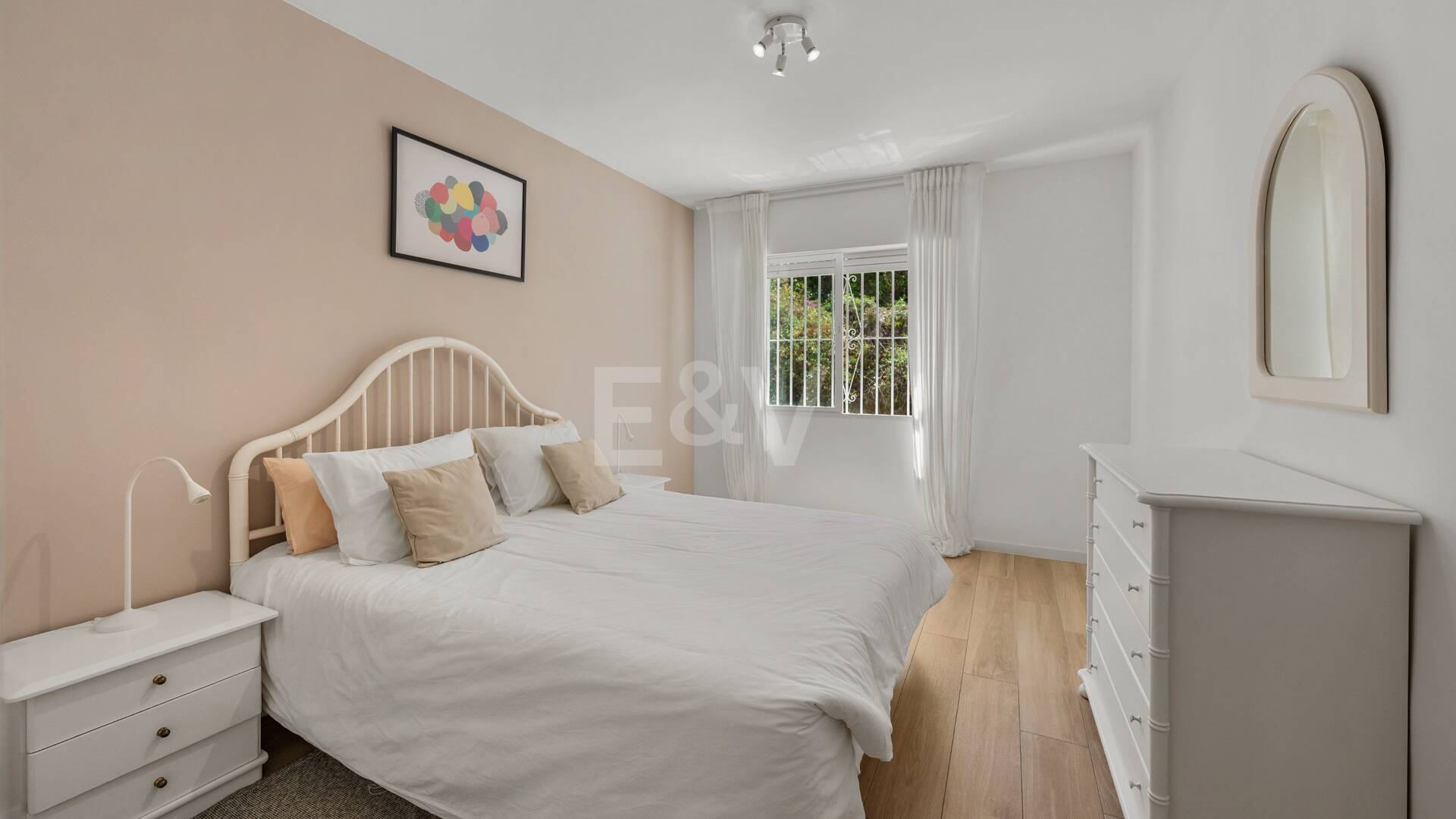 Acogedor apartamento de tres dormitorios en Nueva Andalucía. Disponible para alquiler de media a larga estancia desde julio de 2026. Ubicación privilegiada cerca de Puerto Banús y Marbella