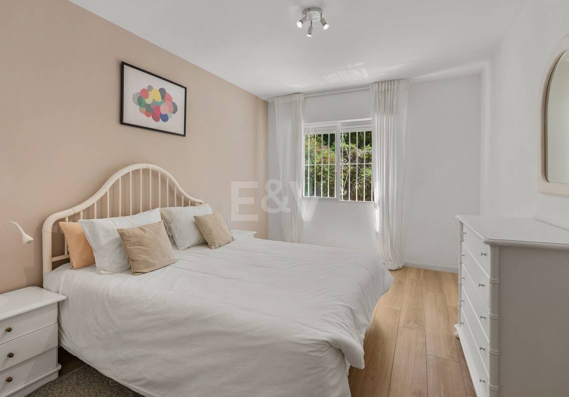 Acogedor apartamento de tres dormitorios en Nueva Andalucía. Disponible para alquiler de media a larga estancia desde julio de 2026. Ubicación privilegiada cerca de Puerto Banús y Marbella