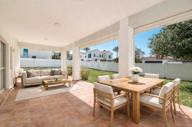 Samtida Beachside Villa Bara steg från havet med panoramautsikt