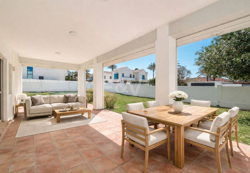 Samtida Beachside Villa Bara steg från havet med panoramautsikt