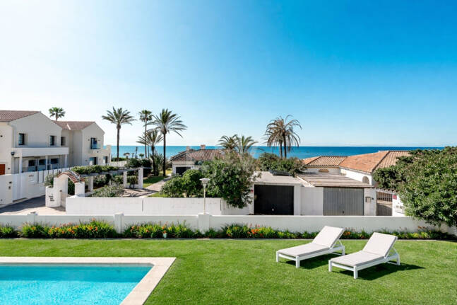 Samtida Beachside Villa Bara steg från havet med panoramautsikt