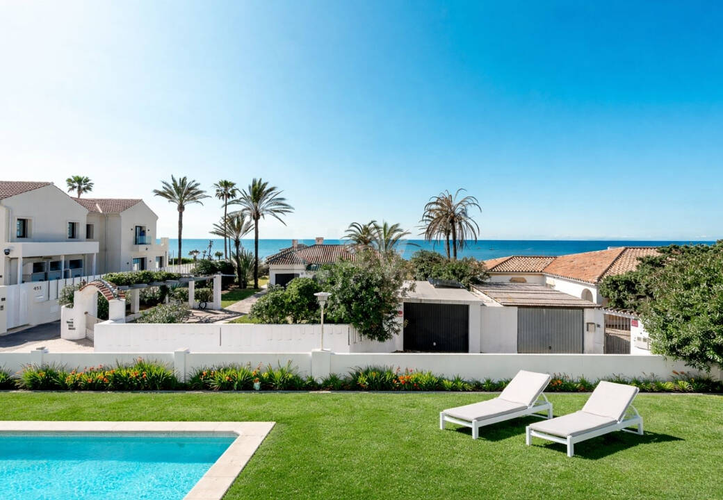 Samtida Beachside Villa Bara steg från havet med panoramautsikt