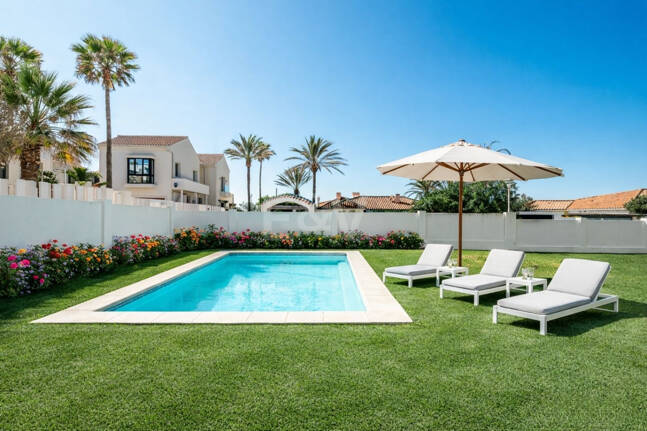 Samtida Beachside Villa Bara steg från havet med panoramautsikt