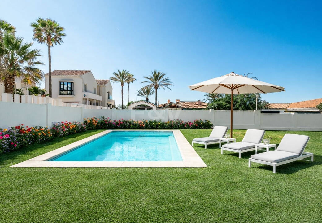 Samtida Beachside Villa Bara steg från havet med panoramautsikt
