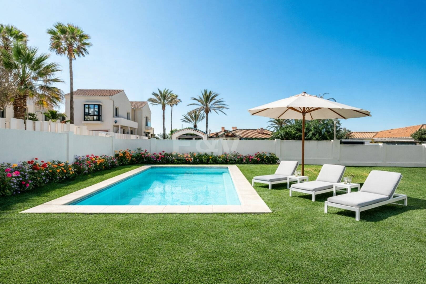 Samtida Beachside Villa Bara steg från havet med panoramautsikt