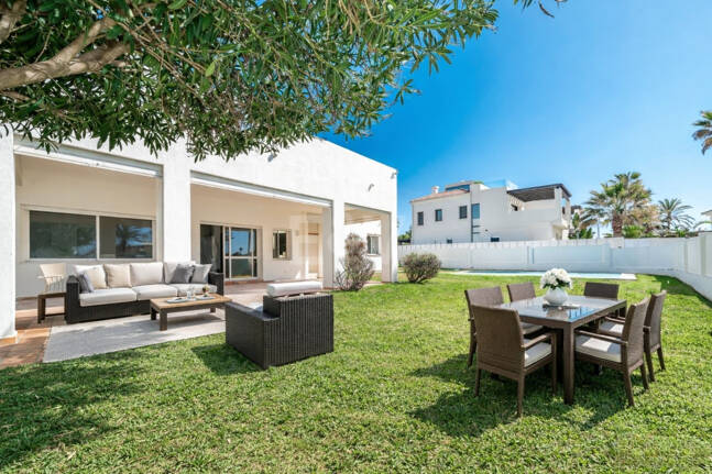 Samtida Beachside Villa Bara steg från havet med panoramautsikt