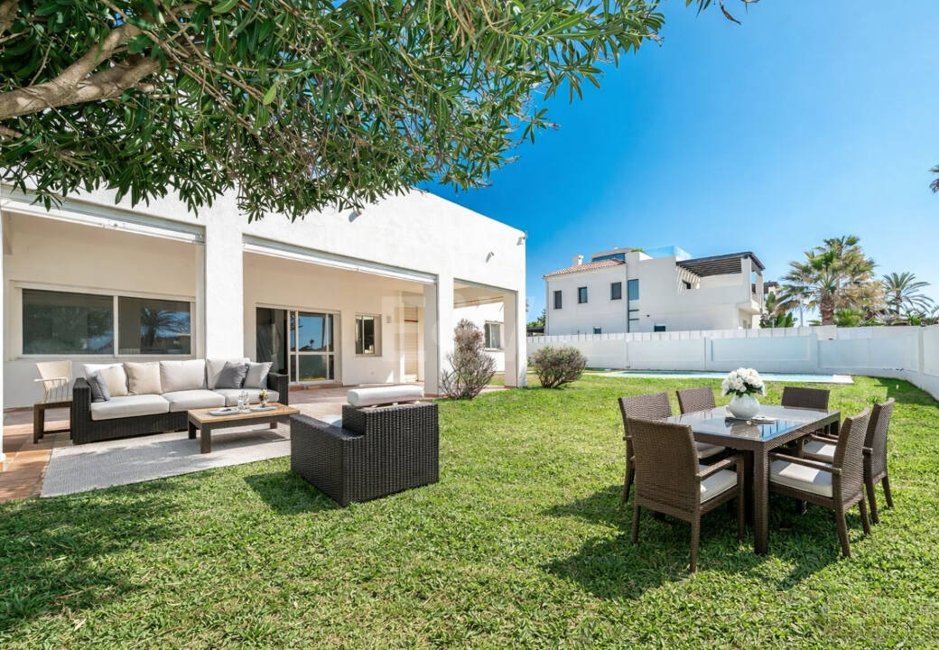 Samtida Beachside Villa Bara steg från havet med panoramautsikt