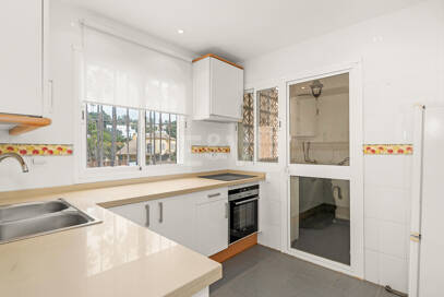 South-Facing Apartment in Prime Beachside Location