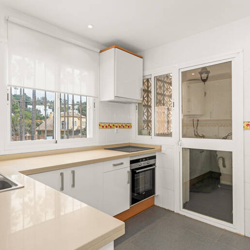 South-Facing Apartment in Prime Beachside Location