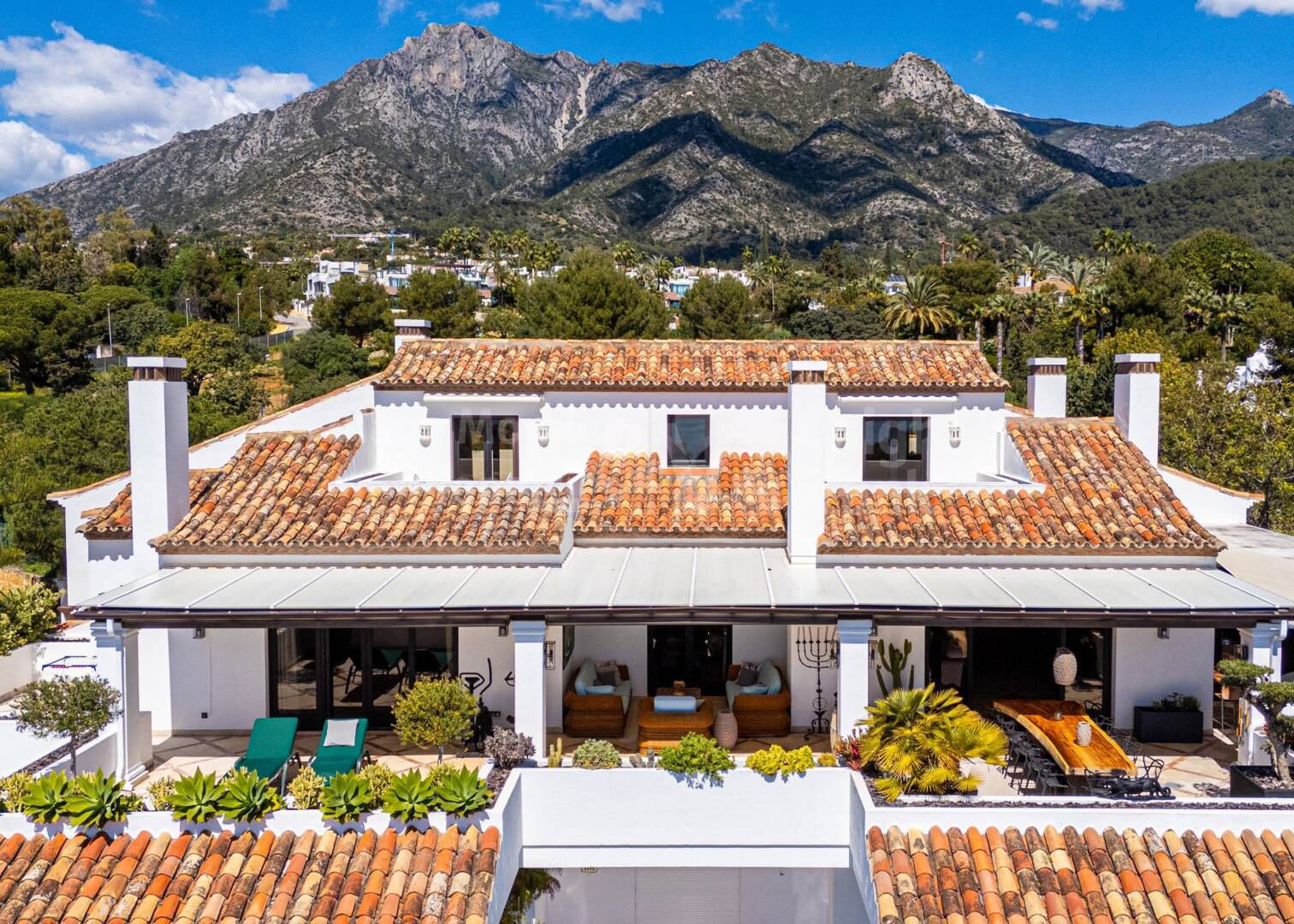 Una residencia elevada con vistas panorámicas al mar en la comunidad cerrada de Sierra Blanca, máxima privacidad en Marbella
