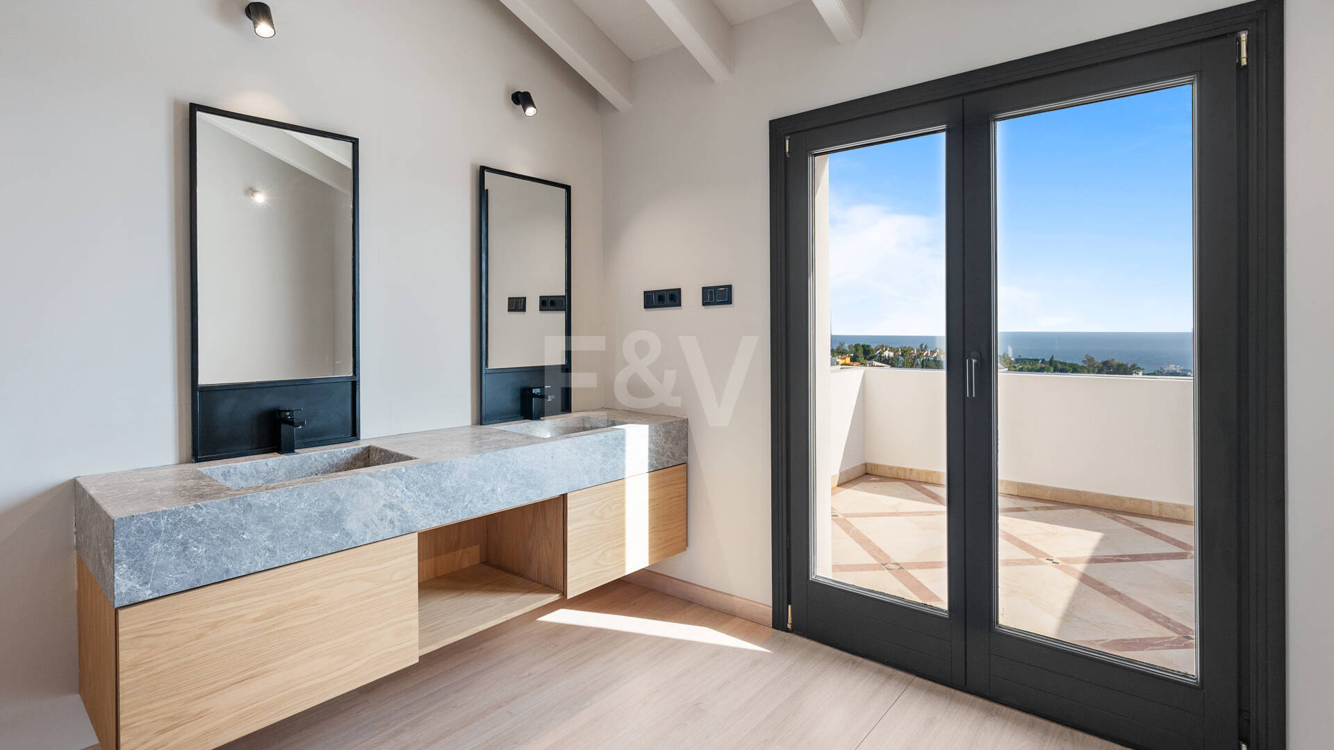 Una residencia elevada con vistas panorámicas al mar en la comunidad cerrada de Sierra Blanca, máxima privacidad en Marbella