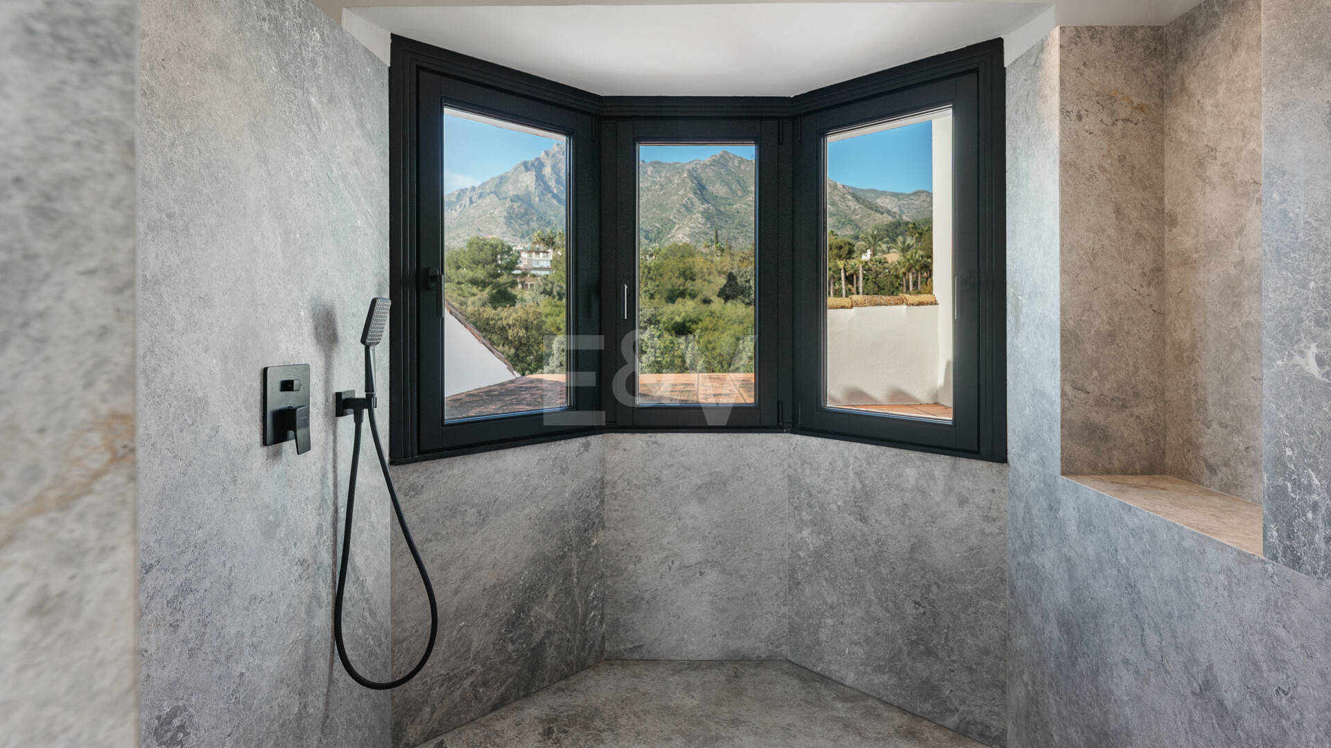 Una residencia elevada con vistas panorámicas al mar en la comunidad cerrada de Sierra Blanca, máxima privacidad en Marbella