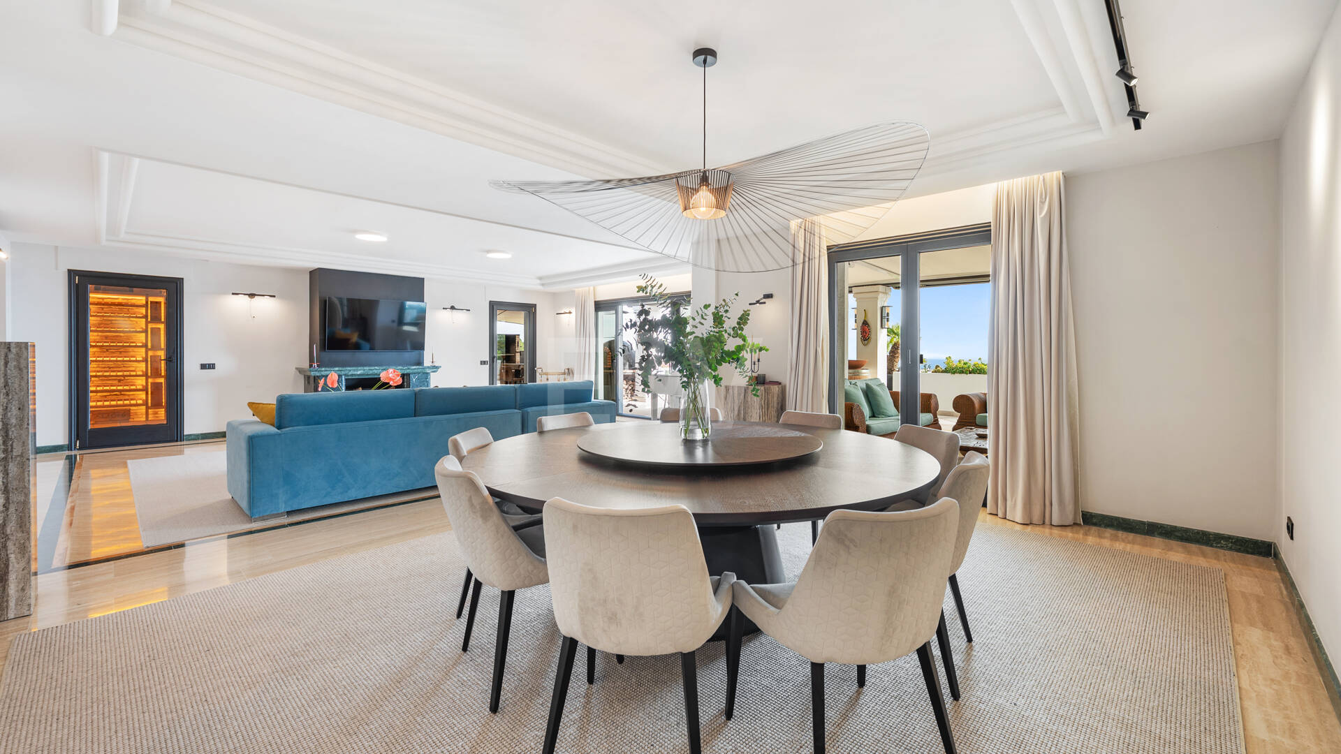 Una residencia elevada con vistas panorámicas al mar en la comunidad cerrada de Sierra Blanca, máxima privacidad en Marbella