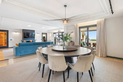 Una residencia elevada con vistas panorámicas al mar en la comunidad cerrada de Sierra Blanca, máxima privacidad en Marbella