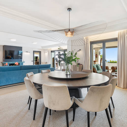 Una residencia elevada con vistas panorámicas al mar en la comunidad cerrada de Sierra Blanca, máxima privacidad en Marbella