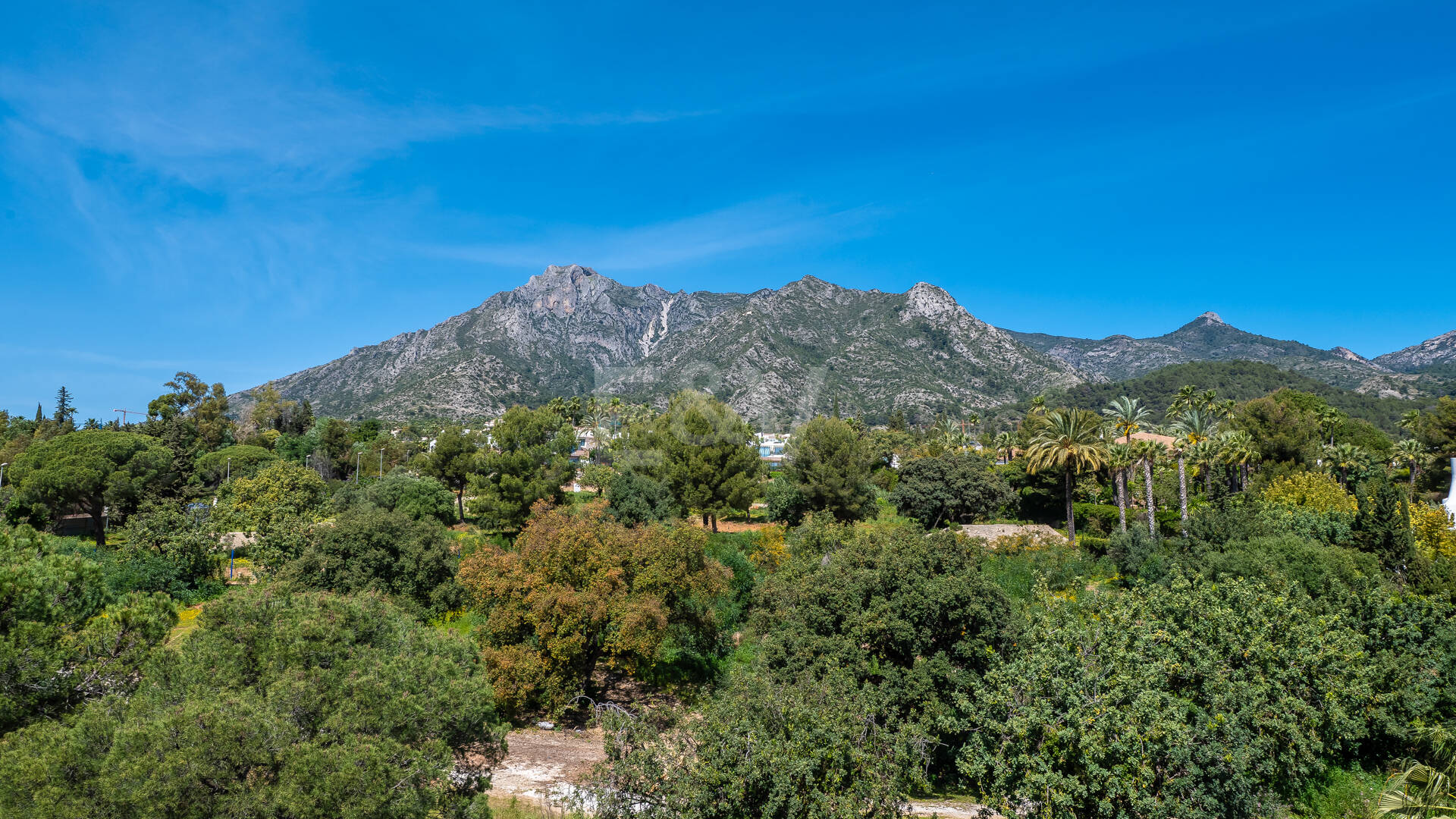 Una residencia elevada con vistas panorámicas al mar en la comunidad cerrada de Sierra Blanca, máxima privacidad en Marbella