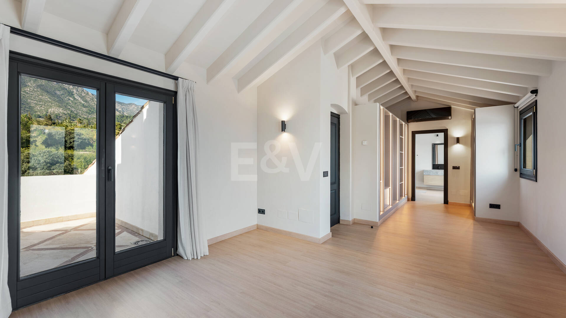 Una residencia elevada con vistas panorámicas al mar en la comunidad cerrada de Sierra Blanca, máxima privacidad en Marbella