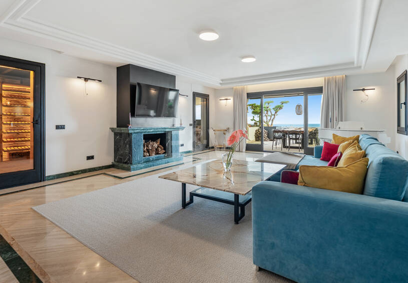Una residencia elevada con vistas panorámicas al mar en la comunidad cerrada de Sierra Blanca, máxima privacidad en Marbella
