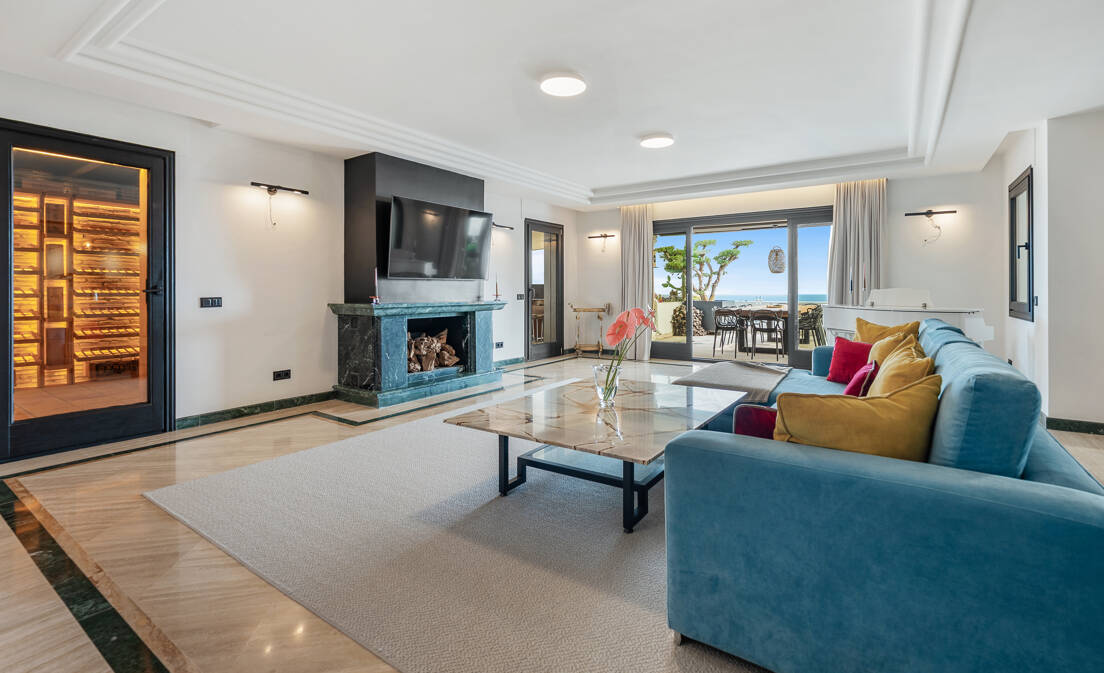 Una residencia elevada con vistas panorámicas al mar en la comunidad cerrada de Sierra Blanca, máxima privacidad en Marbella