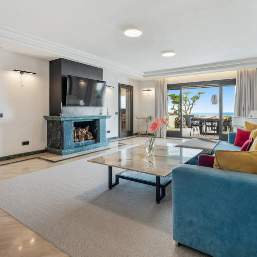 Una residencia elevada con vistas panorámicas al mar en la comunidad cerrada de Sierra Blanca, máxima privacidad en Marbella