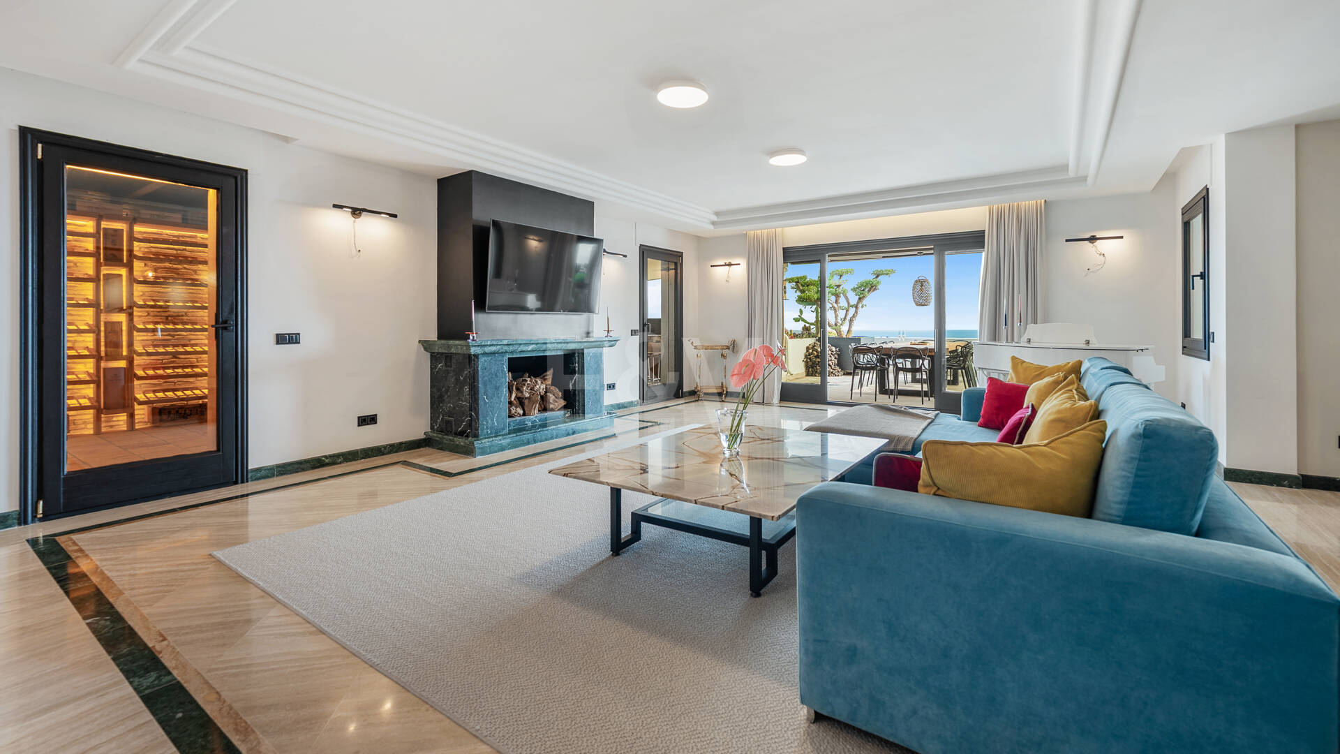 Una residencia elevada con vistas panorámicas al mar en la comunidad cerrada de Sierra Blanca, máxima privacidad en Marbella