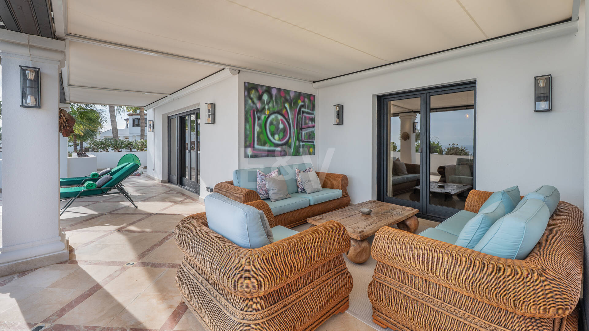 Una residencia elevada con vistas panorámicas al mar en la comunidad cerrada de Sierra Blanca, máxima privacidad en Marbella