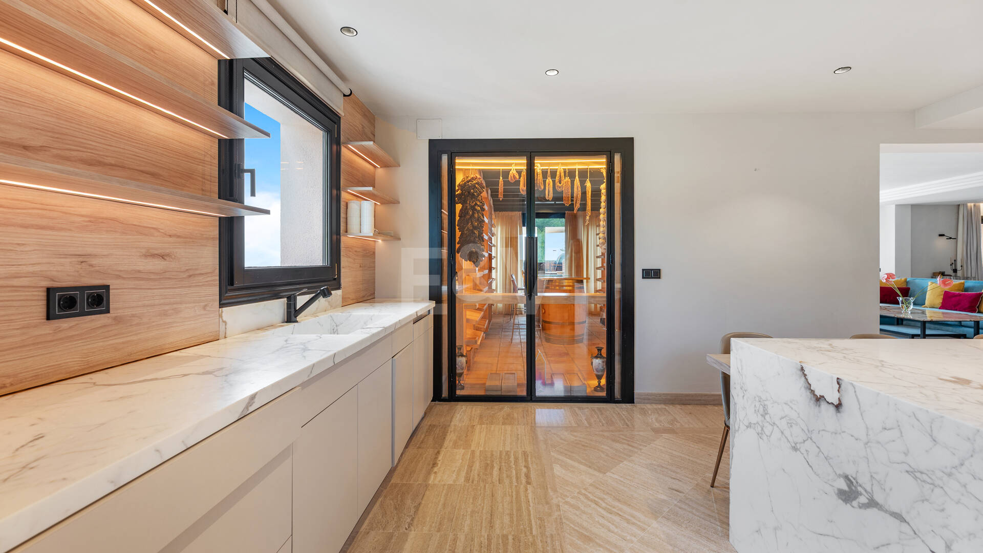 Una residencia elevada con vistas panorámicas al mar en la comunidad cerrada de Sierra Blanca, máxima privacidad en Marbella