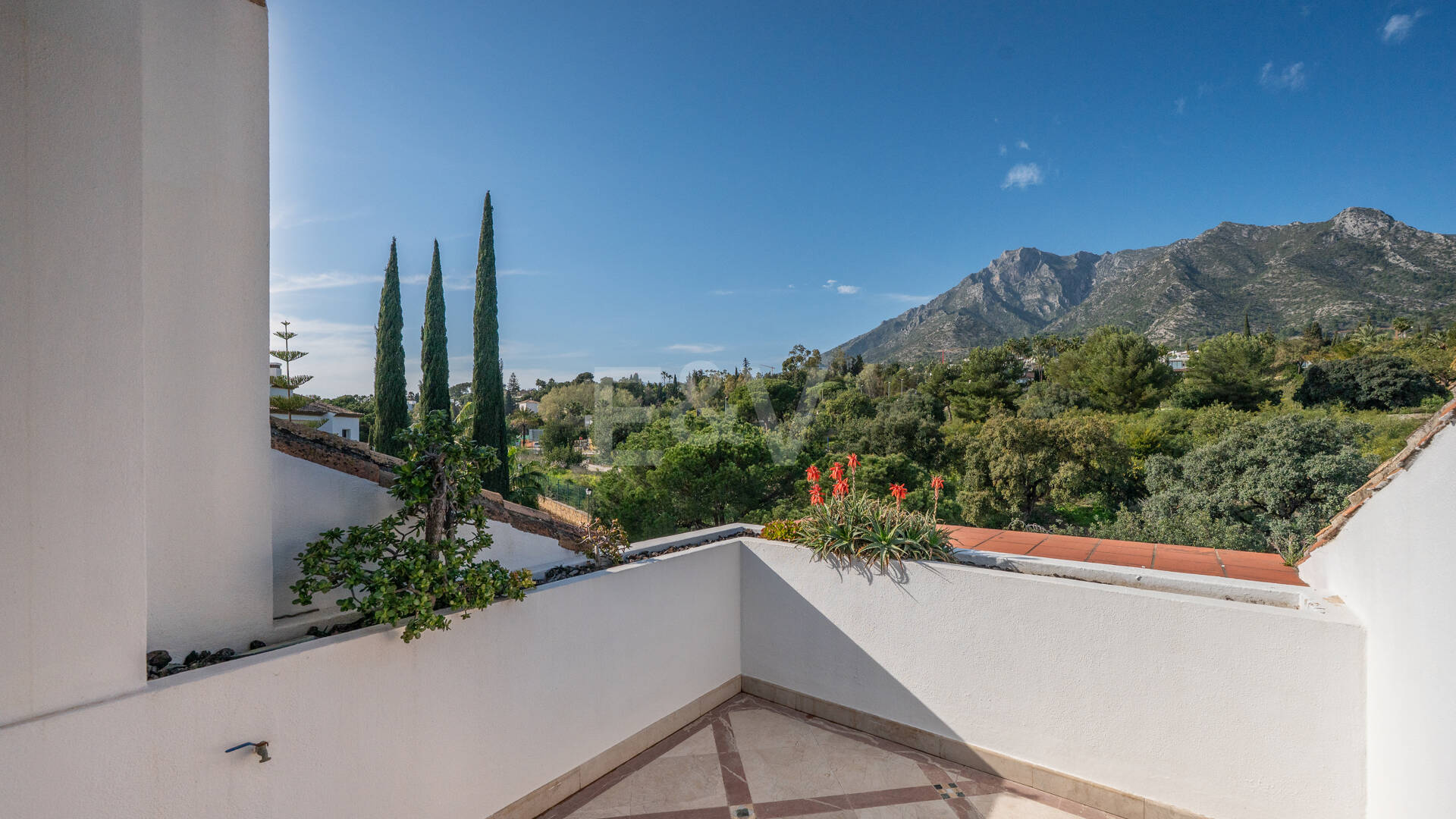 Una residencia elevada con vistas panorámicas al mar en la comunidad cerrada de Sierra Blanca, máxima privacidad en Marbella