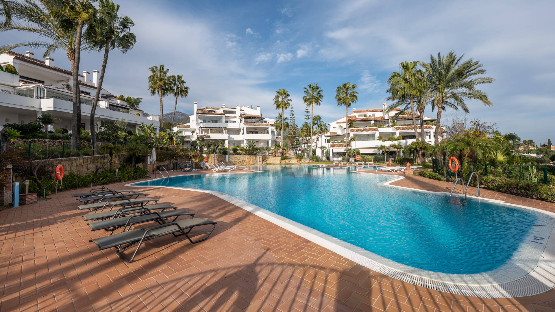 Una residencia elevada con vistas panorámicas al mar en la comunidad cerrada de Sierra Blanca, máxima privacidad en Marbella