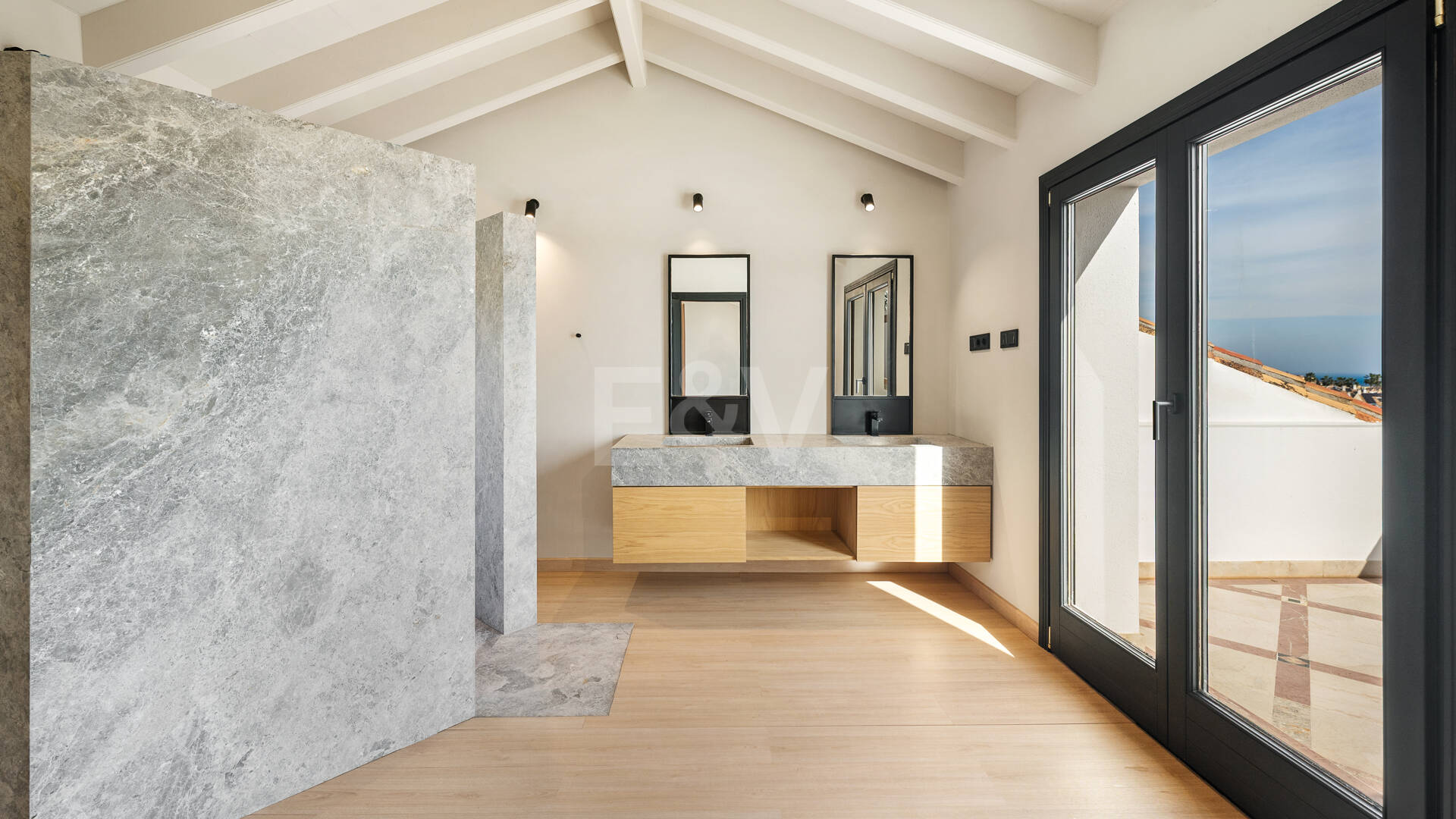 Una residencia elevada con vistas panorámicas al mar en la comunidad cerrada de Sierra Blanca, máxima privacidad en Marbella