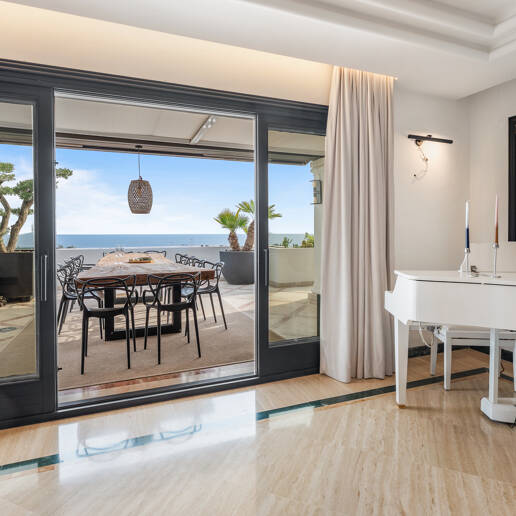 Una residencia elevada con vistas panorámicas al mar en la comunidad cerrada de Sierra Blanca, máxima privacidad en Marbella