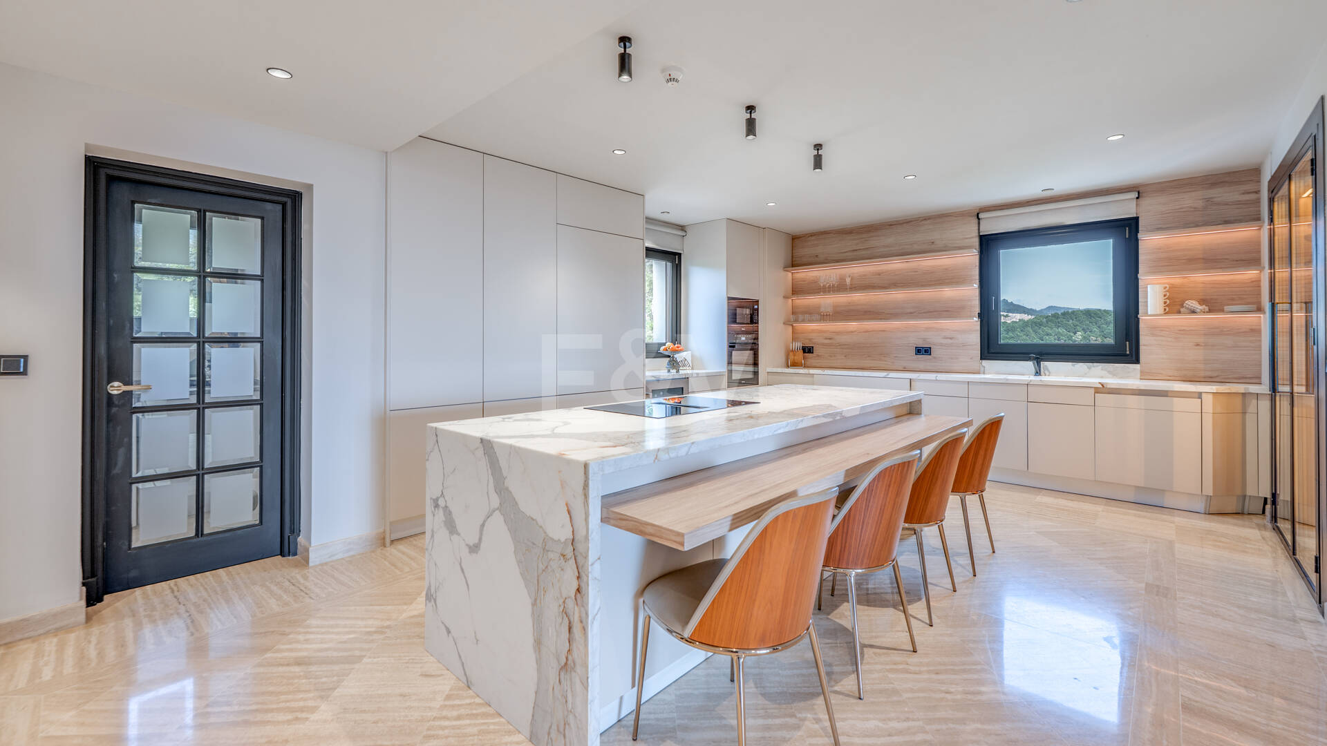 Una residencia elevada con vistas panorámicas al mar en la comunidad cerrada de Sierra Blanca, máxima privacidad en Marbella