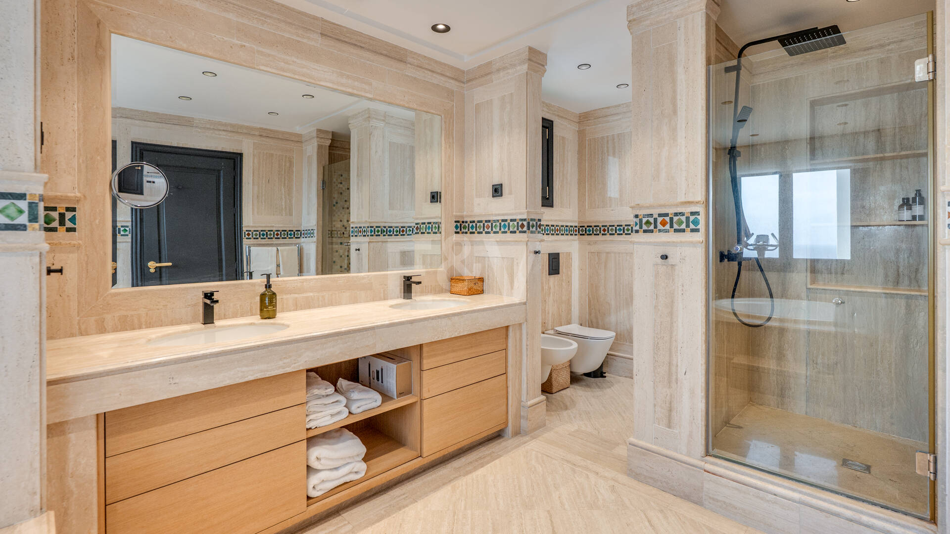 Una residencia elevada con vistas panorámicas al mar en la comunidad cerrada de Sierra Blanca, máxima privacidad en Marbella