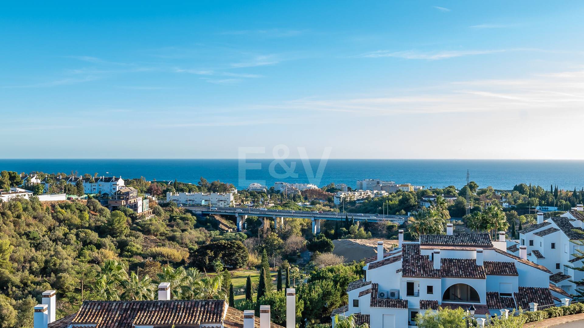 Una residencia elevada con vistas panorámicas al mar en la comunidad cerrada de Sierra Blanca, máxima privacidad en Marbella