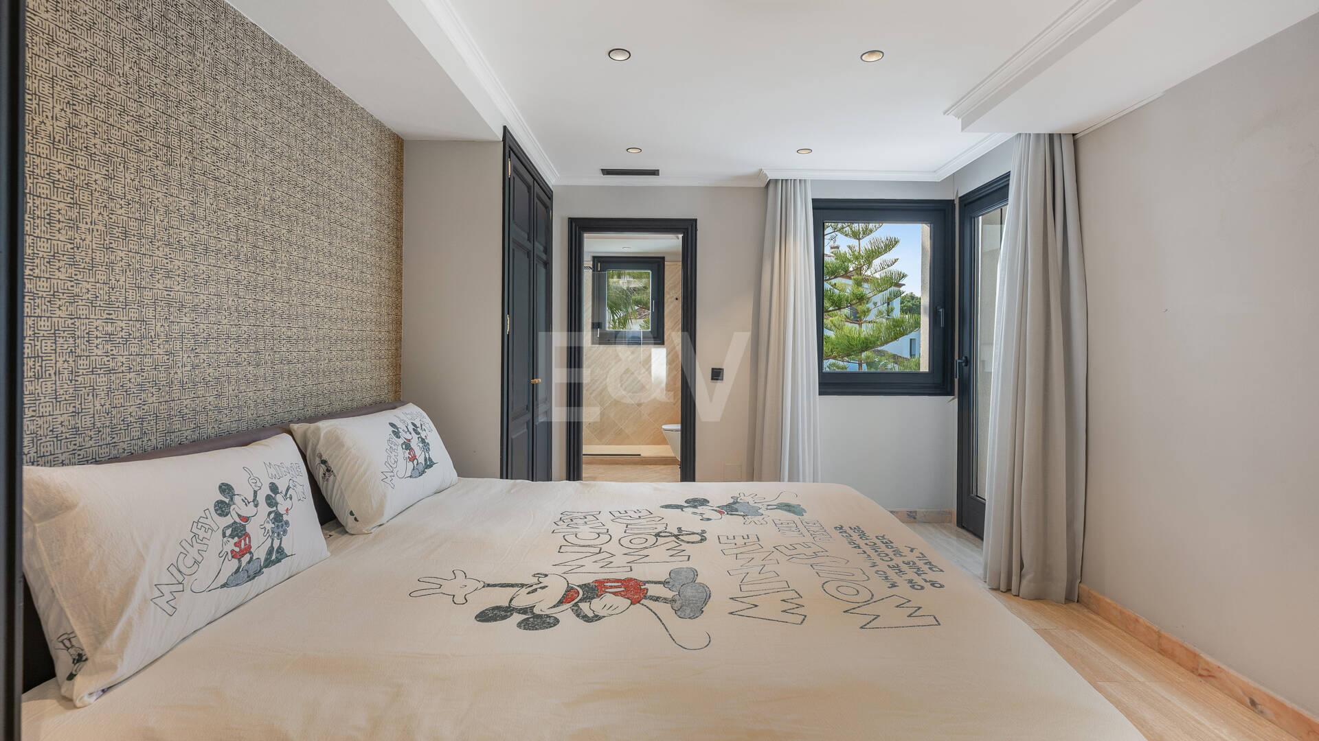 Una residencia elevada con vistas panorámicas al mar en la comunidad cerrada de Sierra Blanca, máxima privacidad en Marbella